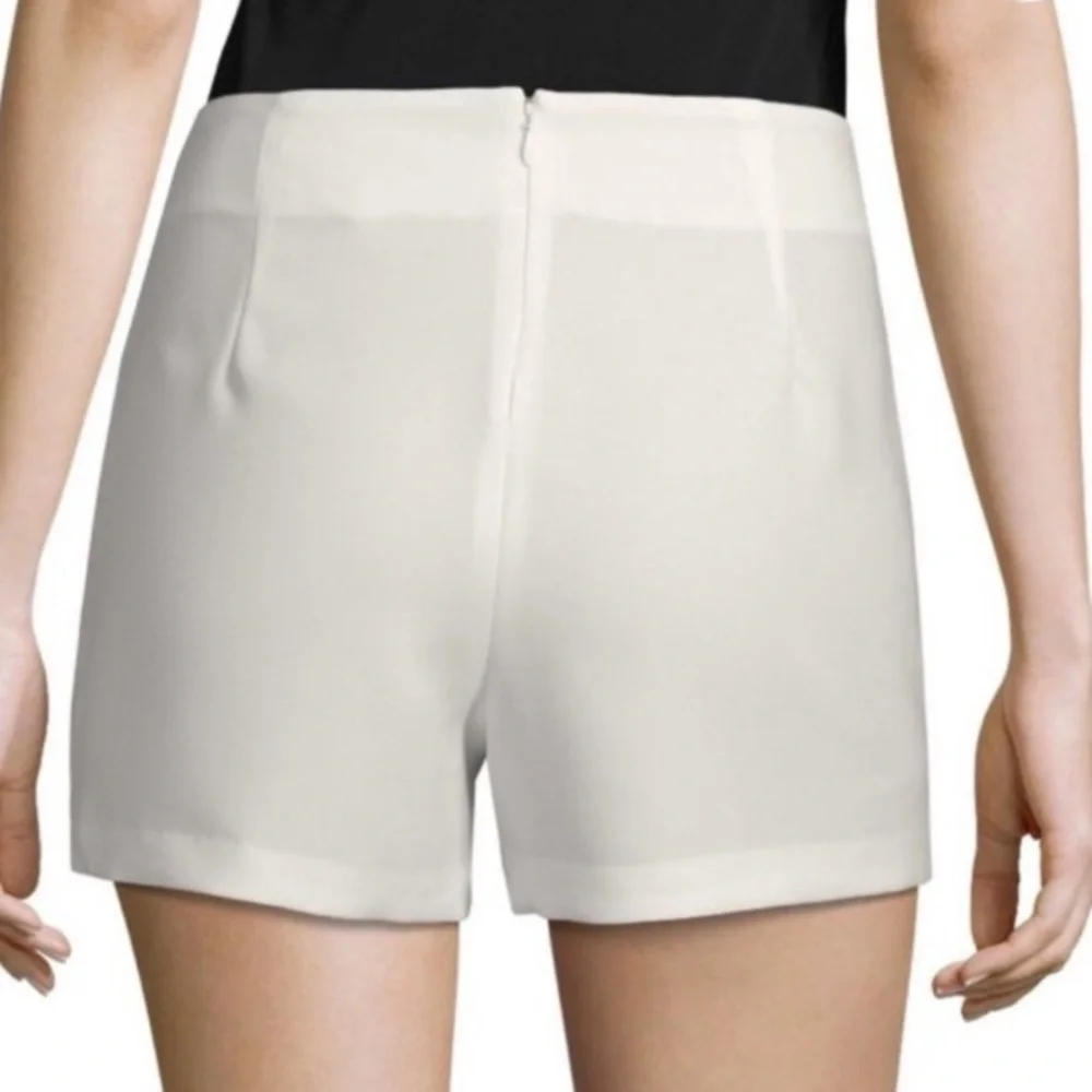 Scripted Front Ruffle Shorts - Cream - Women’s Large NWT - Picture 2 of 8